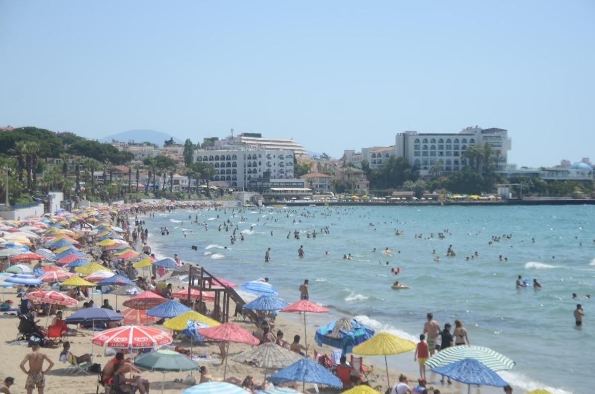 Salgından korunmak isteyen Kuşadası&rsquo;na koştu