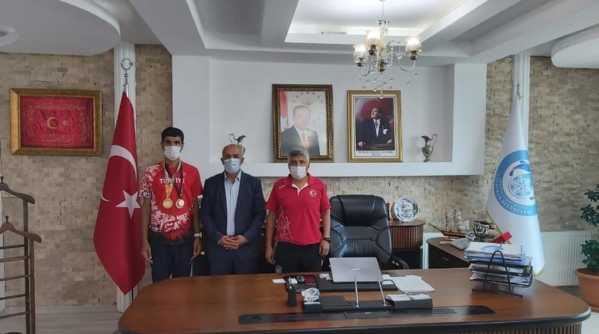 Başkan Ensari milli sporcuyu altınla &ouml;d&uuml;llendirdi