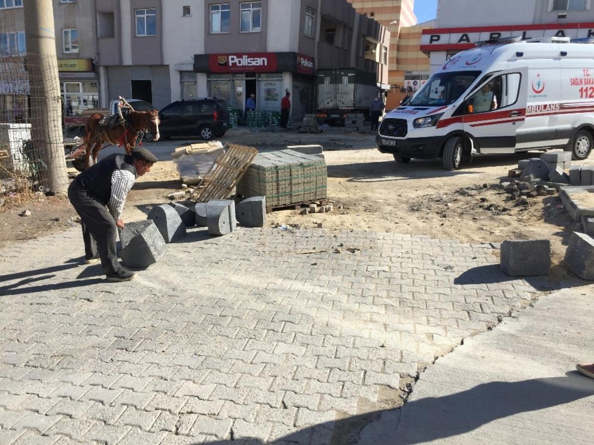 Yaralıyı almak i&ccedil;in gelen ambulans, yol &ccedil;alışmasına takıldı