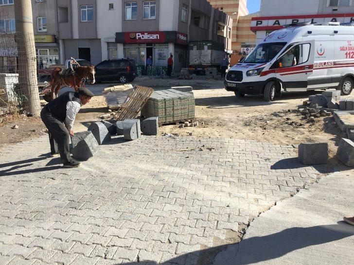 Yaralıyı almak için gelen ambulans, yol çalışmasına takıldı G1