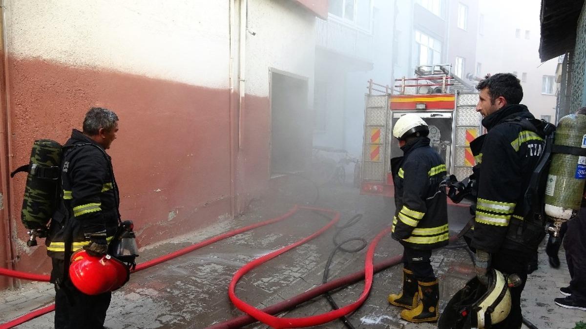 İş yeri deposunda &ccedil;ıkan yangın mahalle sakinlerini korkuttu