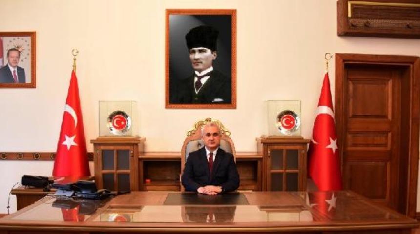 Kastamonu Valisi Avni &Ccedil;akır koronavir&uuml;se yakalandı