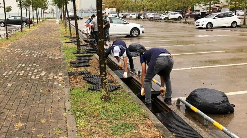 Büyükşehir ekipleri yağışa karşı mücadele ediyor