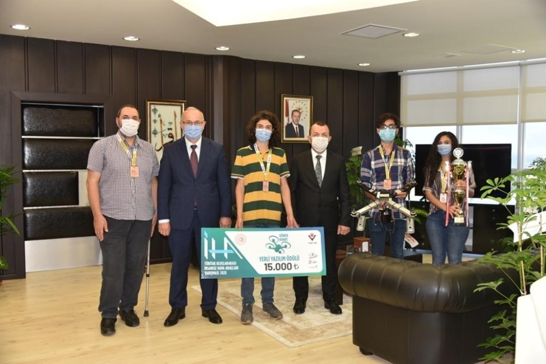 Rekt&ouml;r &Uuml;nal TEKNOFEST&rsquo;te &ouml;d&uuml;l kazanan &rsquo;Atakuş İHA Takımı&rsquo;nı tebrik etti