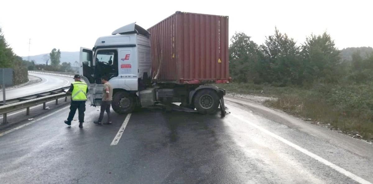 Makaslayan tır D-655 karayolunda trafiğin aksamasına neden oldu