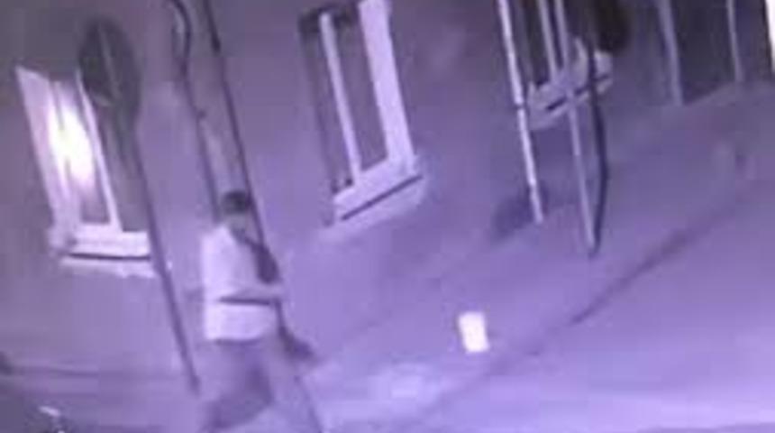 Damat kayınvalidesinin evini yakarken kameraya yakalandı