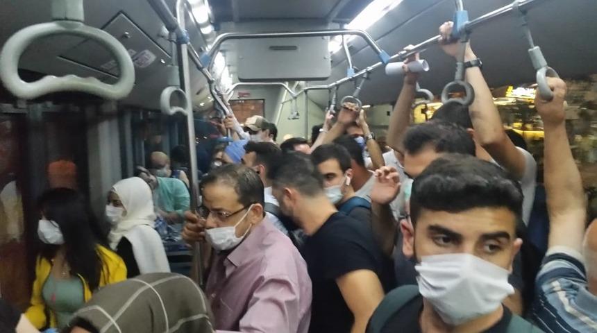 Koronavirüs önlemleri hiçe sayıldı! Taksim otobüsünde tıklım tıklım yolculuk