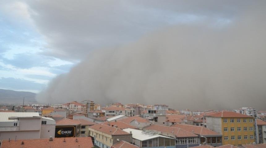 Konya’da korkutan görüntü! Dev toz bulutu şehri sardı