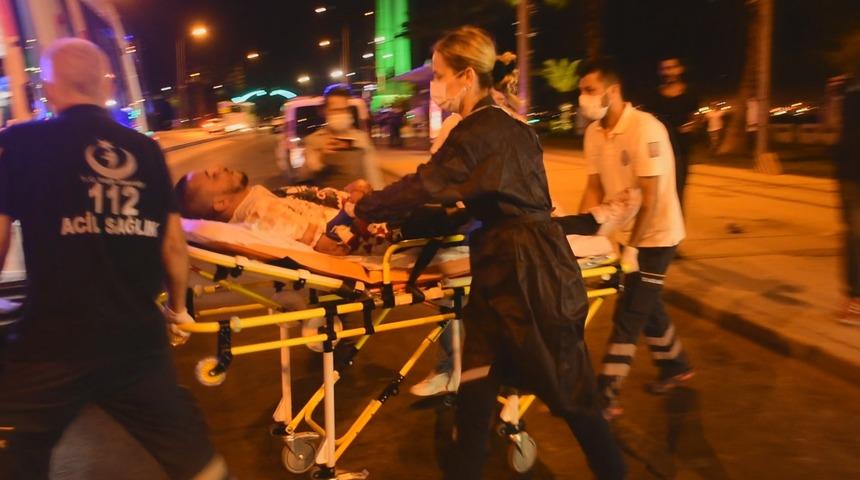 Sahilde tuvaletini yapan kişiye tepki g&ouml;sterince bı&ccedil;aklandılar