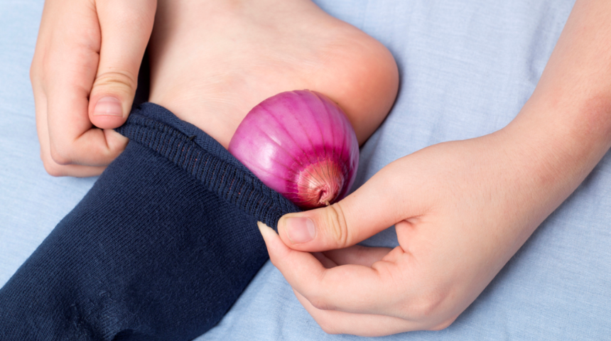 Siz uyurken yapıyor! &Ccedil;orabınızın i&ccedil;ine bir dilim soğan koyun...