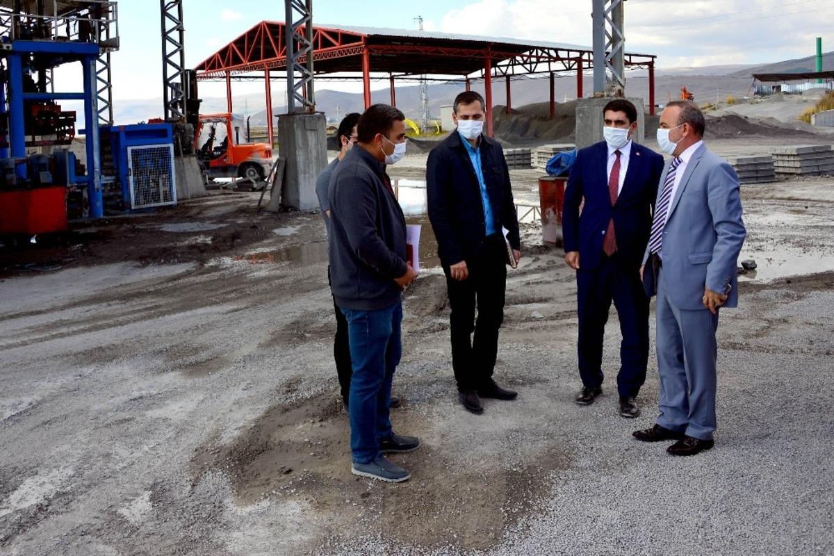 Vali &Ouml;ner, İl &Ouml;zel İdaresinin asfalt plenti ve k&ouml;ylerdeki kilit parke &ccedil;alışmalarını denetledi