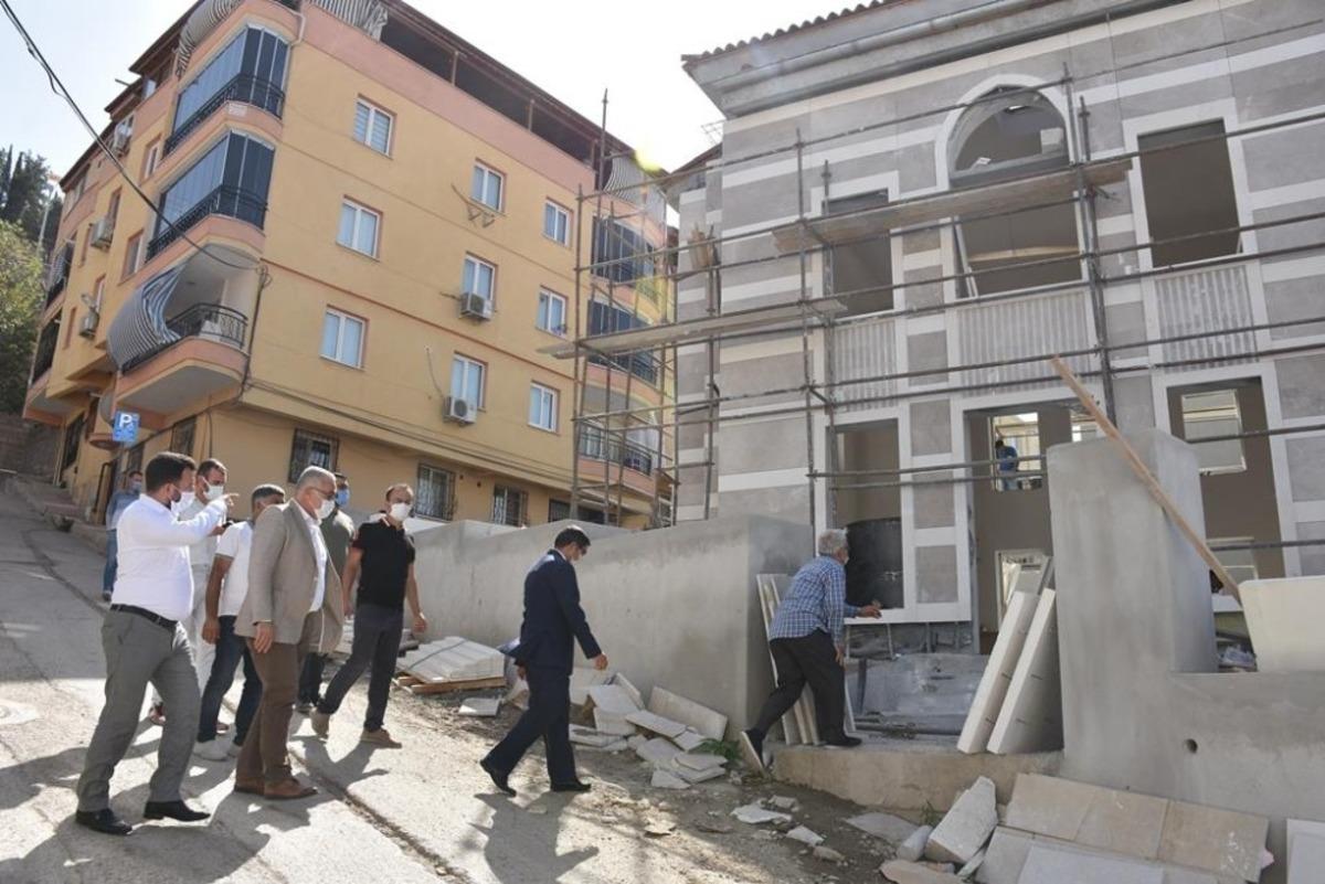 Başkan &Ccedil;elik Yiğitbaş Veli Camii ve t&uuml;rbesindeki &ccedil;alışmaları inceledi