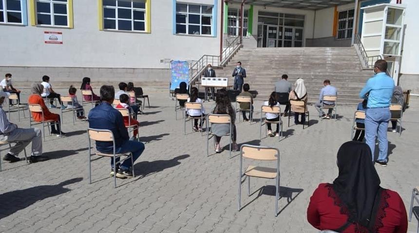 Kaymakam Akk&ouml;z, &ouml;ğrencilere tablet hediye etti