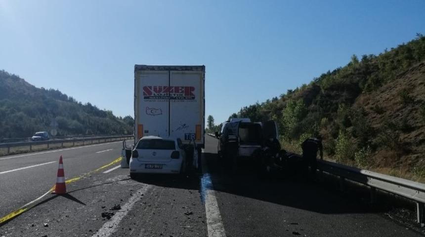 TEM Otoyolu&rsquo;nda otomobil tırın altına girdi: 1 &ouml;l&uuml;, 1 yaralı