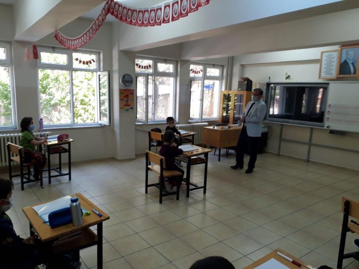 M&uuml;d&uuml;r Metin Koz: &rsquo;&rsquo;Her &ouml;ğrencinin &ccedil;antasında yedek maske olmalı&rsquo;&rsquo;