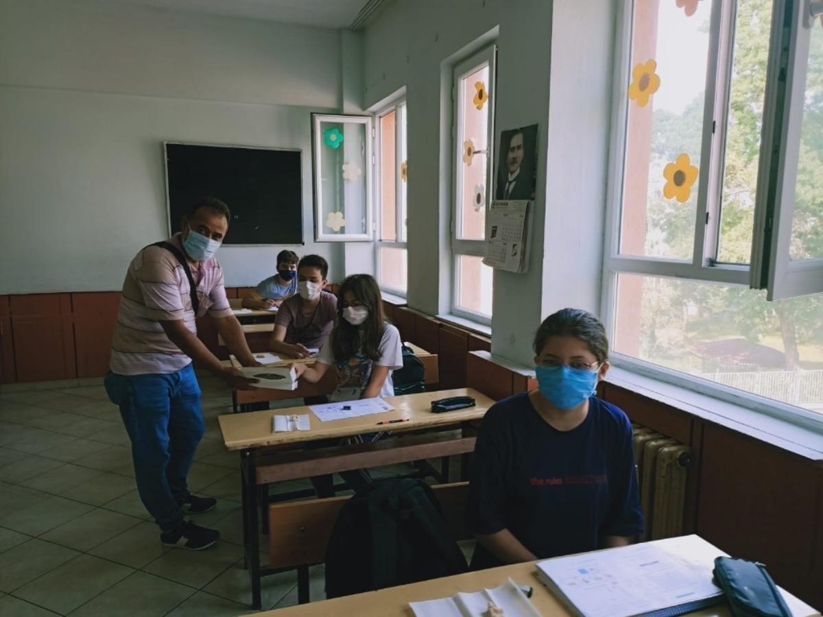 S&uuml;t şekeri &ouml;ğrencilere dağıtılıyor