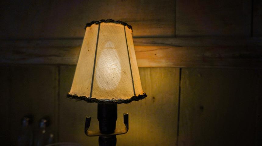 Gece lambasıyla neden uyumamalısınız?