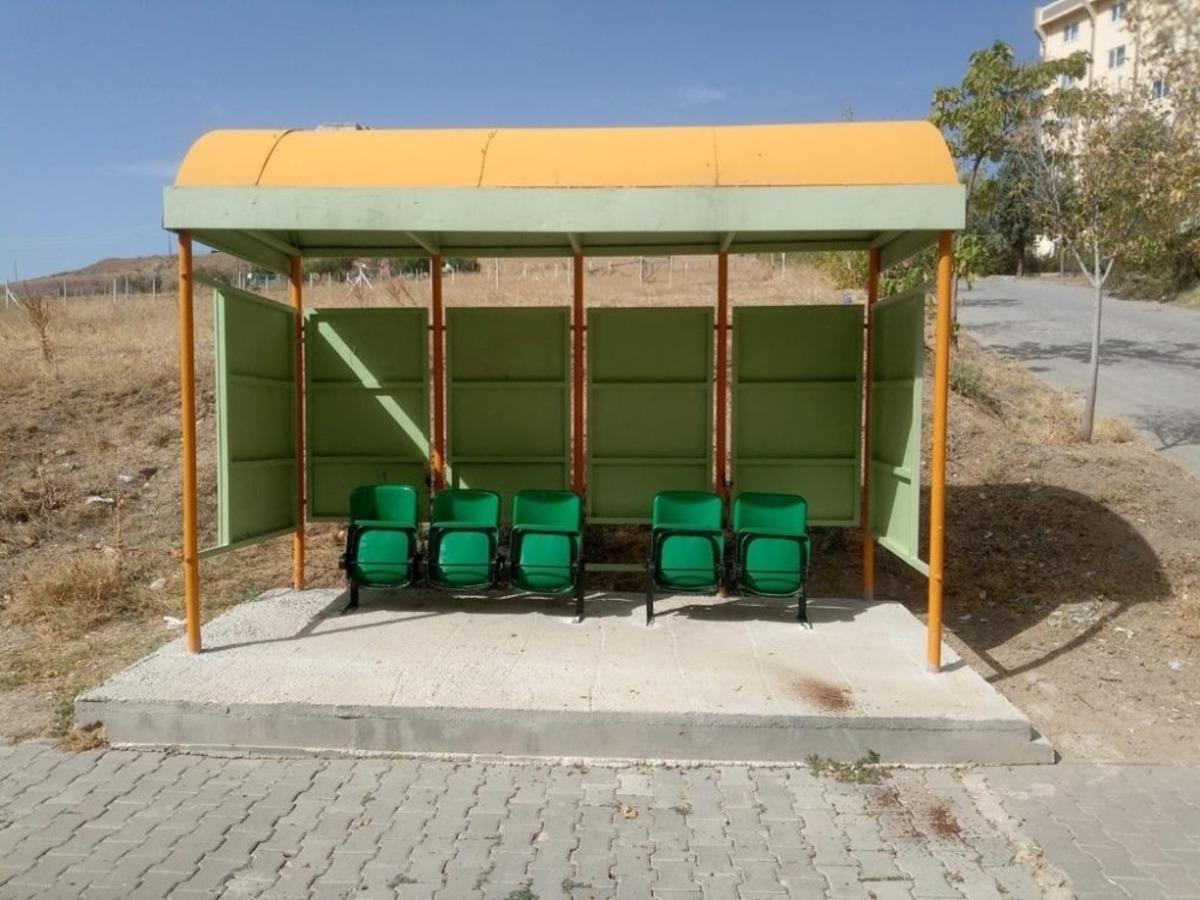 Bahşılı&rsquo;da durak koltukları yenilendi