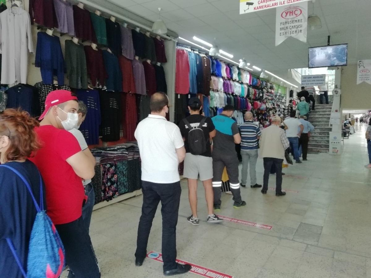 ESKİ&rsquo;de uzun kuyruklar korona vir&uuml;se davetiye &ccedil;ıkarıyor