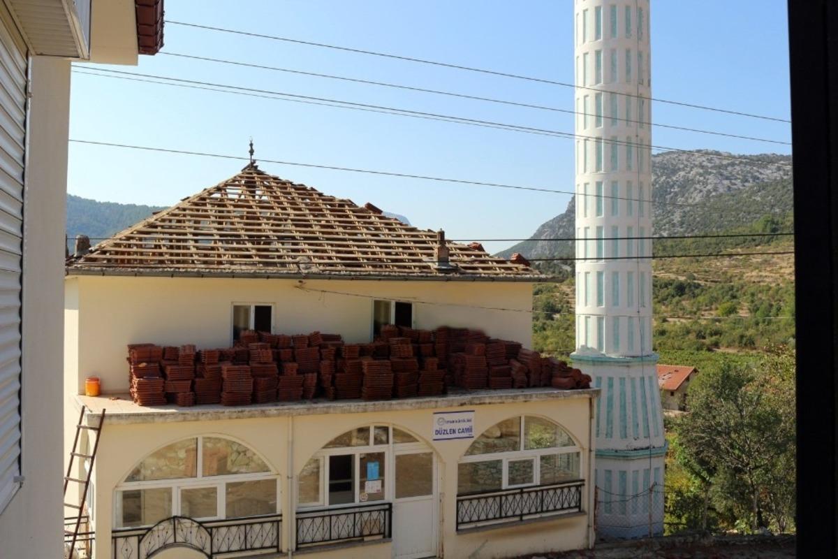 İbradı&rsquo;da cami &ccedil;atısı onarıldı