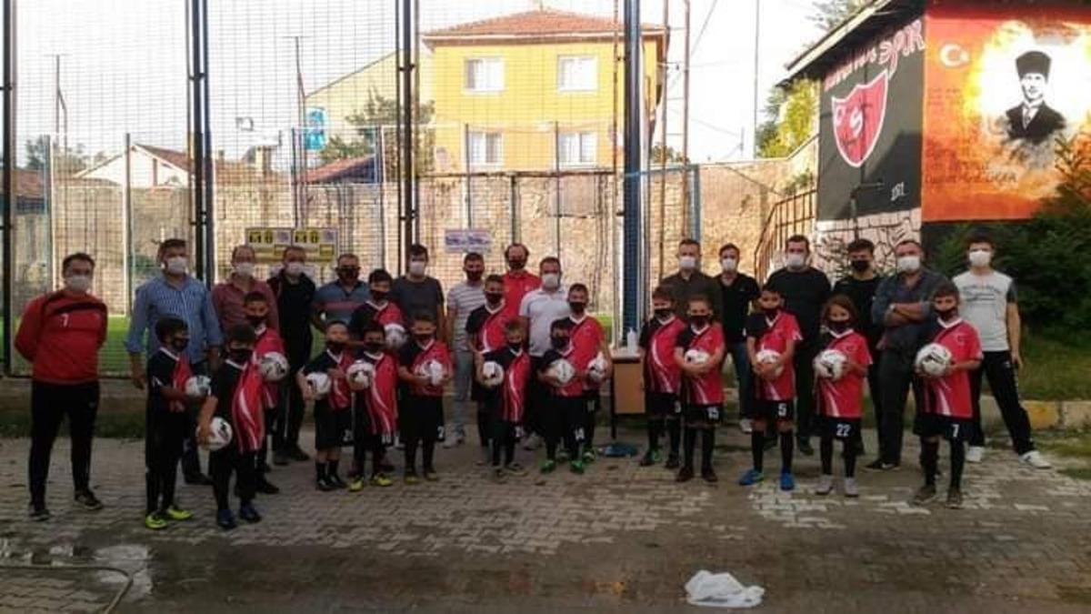 Karak&ouml;yspor futbol okulundaki minik futbolculara hijyen eğitimi verildi