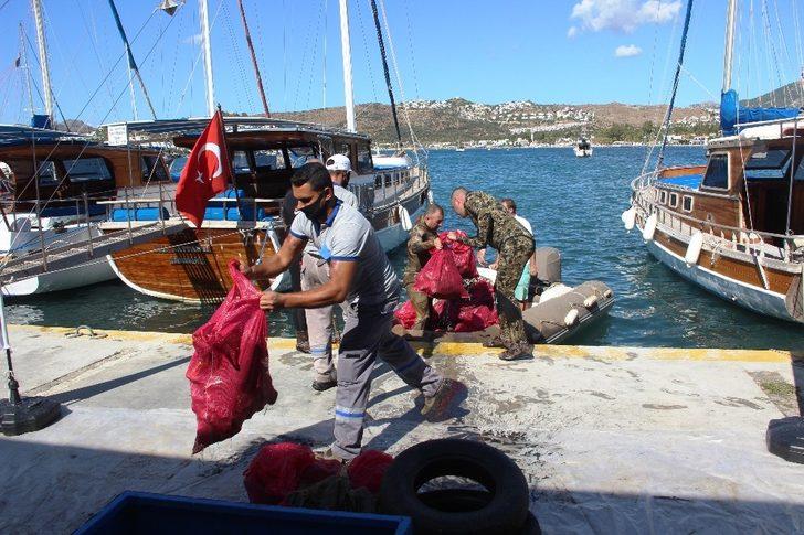 Denizden 2 saatte 300 kilogram çöp çıktı G2