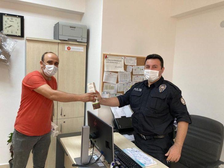 Emniyet mensuplarına keçiboynuzu pekmezi hediye etti G1