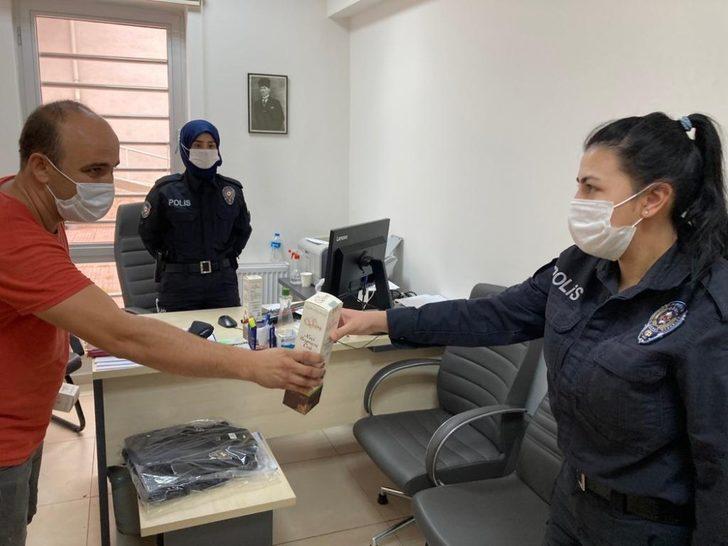 Emniyet mensuplarına keçiboynuzu pekmezi hediye etti G2