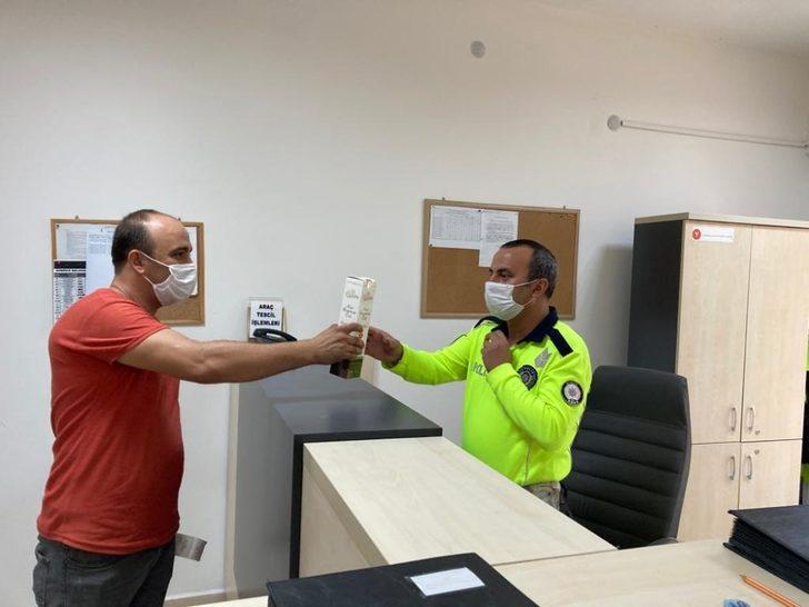 Emniyet mensuplarına keçiboynuzu pekmezi hediye etti G4