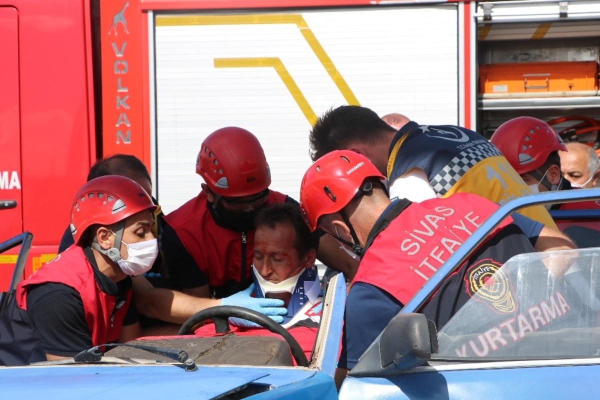 Tatbikatta Azerbaycan Bayrağı a&ccedil;tılar