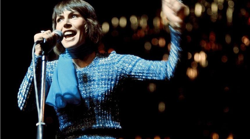 Helen Reddy: Feminist hareketle &ouml;zdeşleşmiş şarkılardan "I Am Woman"ın yazarı Avustralyalı şarkıcı hayatını kaybetti