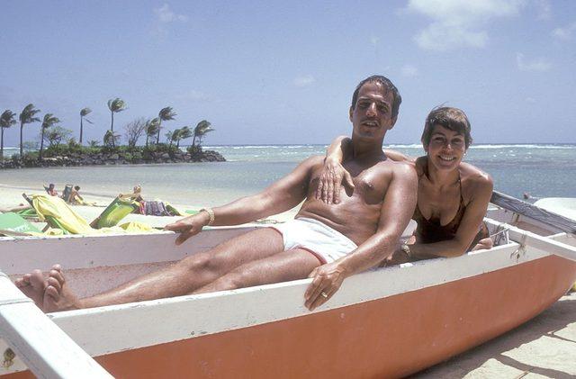Müzisyen Helen Reddy ve eşi Jeff Wald'un 29 Mart 1980'de Hawaii tatillerinden.