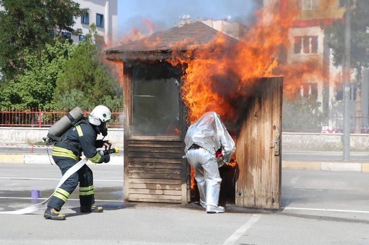 Tatbikatta Azerbaycan Bayrağı açtılar G5