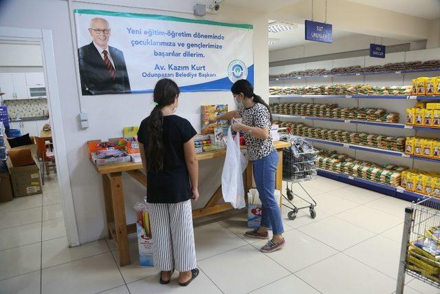 Halk Market’ten ihtiyaç sahibi öğrencilere kırtasiye yardımı