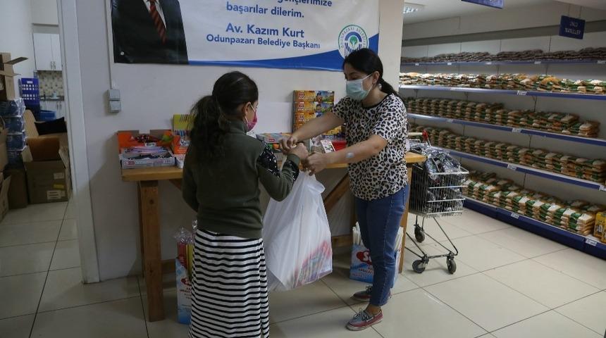 Halk Market’ten ihtiyaç sahibi öğrencilere kırtasiye yardımı