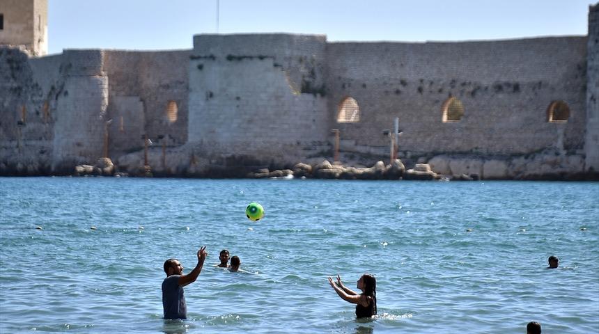 Sıcak havayı g&ouml;ren soluğu plajda aldı