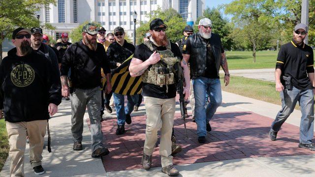 Proud Boys üyeleri silahlı olarak sokak eylemlerine katılıyor.