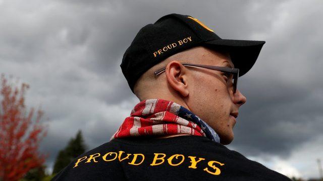 Proud Boys üyeleri kendilerine has kıyafetlerle etkinlik gösteriyor.