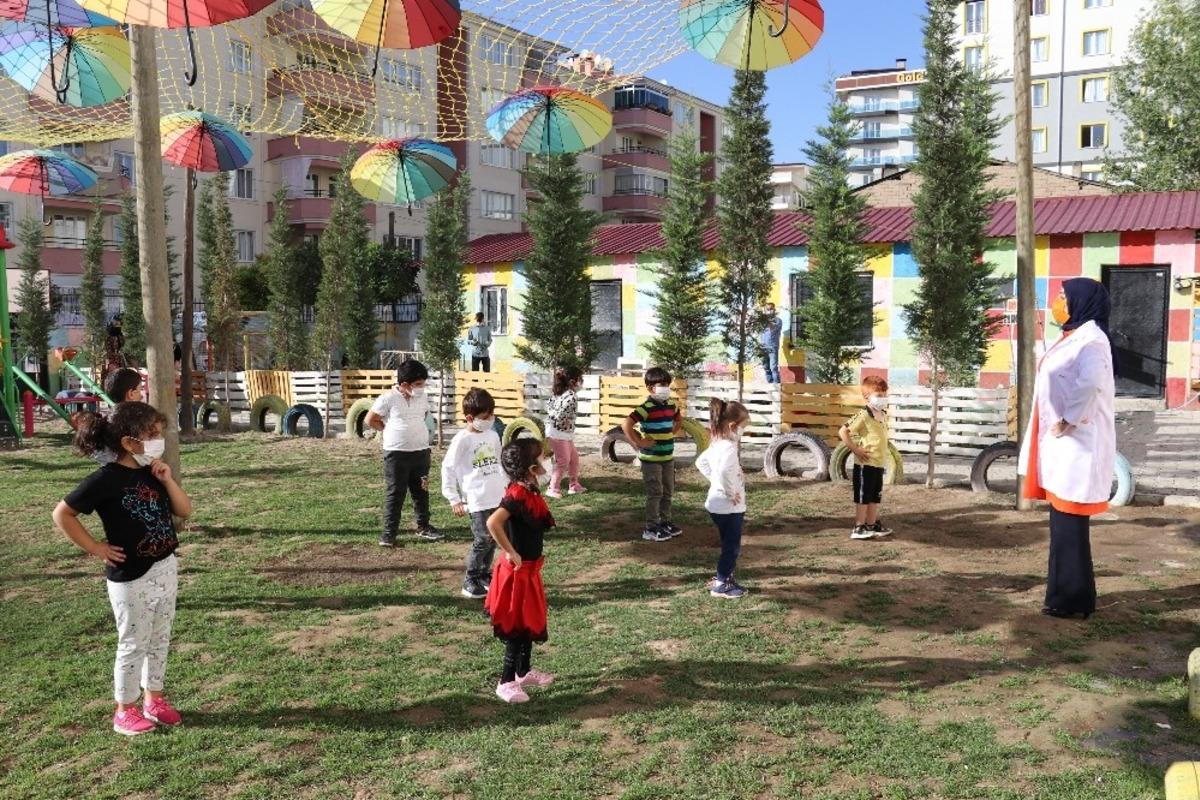 (&Ouml;zel)  Anaokulu &ouml;ğrencilerinden anlamlı korona vir&uuml;s mesajı