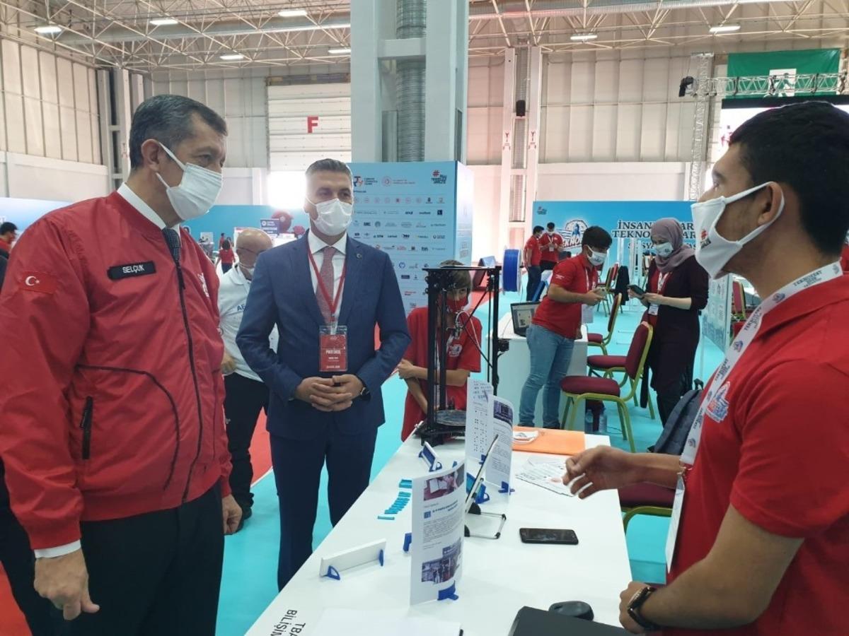 Manisa Ticaret Borsası Anadolu Lisesi &ouml;ğrencilerinden Bakan Sel&ccedil;uk&rsquo;a GETAP sunumu