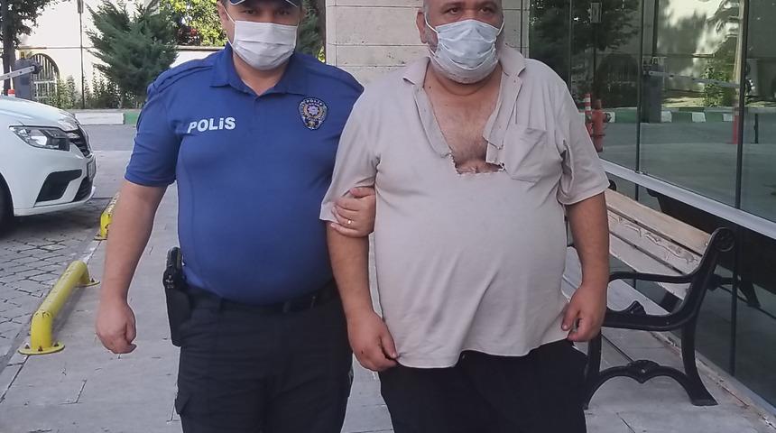 Eşiyle tartışırken araya giren kızını bıçakladı!