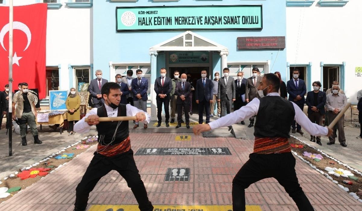 Ağrı Valisi Dr. Varol, Halk Eğitim Merkezi&rsquo;nde a&ccedil;ılan &ouml;ğrenme sergisini ziyaret etti