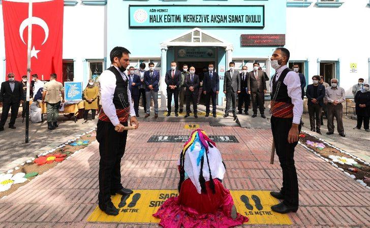 Ağrı Valisi Dr. Varol, Halk Eğitim Merkezi’nde açılan öğrenme sergisini ziyaret etti G2