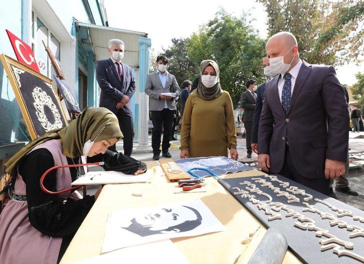 Ağrı Valisi Dr. Varol, Halk Eğitim Merkezi’nde açılan öğrenme sergisini ziyaret etti G3