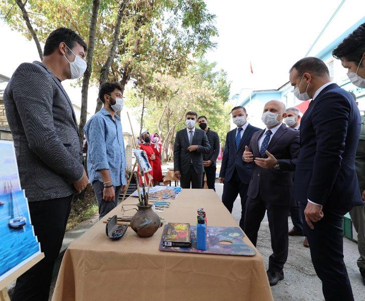 Ağrı Valisi Dr. Varol, Halk Eğitim Merkezi’nde açılan öğrenme sergisini ziyaret etti G4