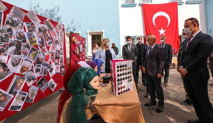 Ağrı Valisi Dr. Varol, Halk Eğitim Merkezi’nde açılan öğrenme sergisini ziyaret etti G5