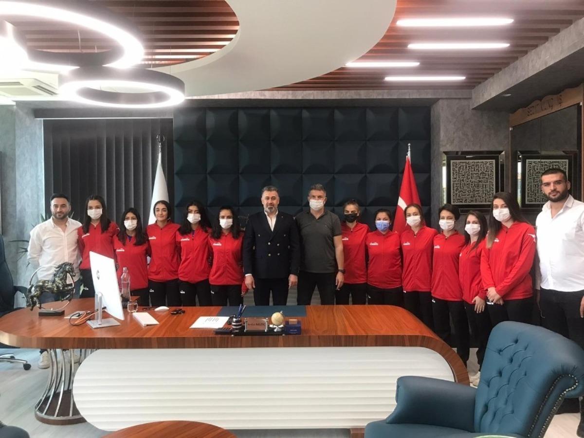 Kayseri Gen&ccedil;lerbirliği Bayan Futbol Takımının yeni sponsoru Sedat Kılın&ccedil; İnşaat oldu