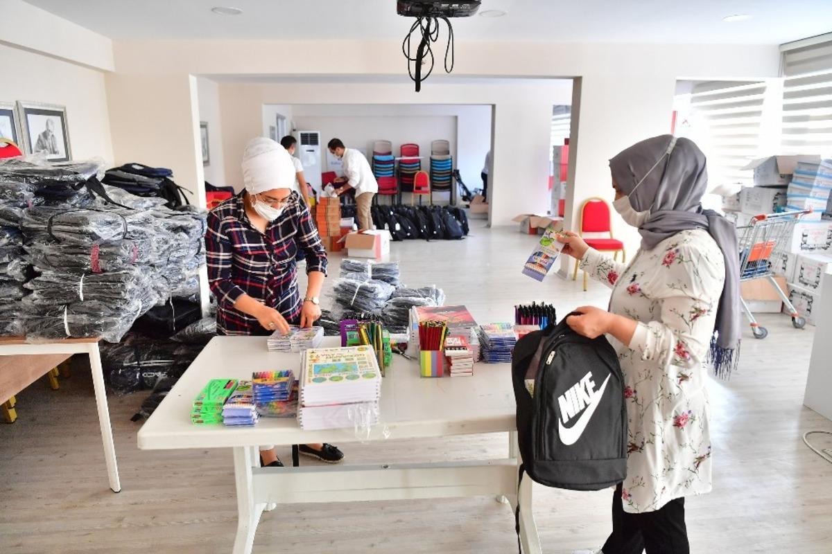 Beylikd&uuml;z&uuml; Belediyesi&rsquo;nden bin 400 &ouml;ğrenciye okul malzemesi yardımı