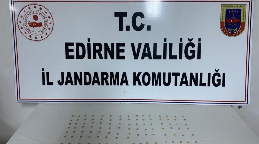 Et kıyma makinesinden uyuşturucu hap ve ka&ccedil;ak parf&uuml;m &ccedil;ıktı