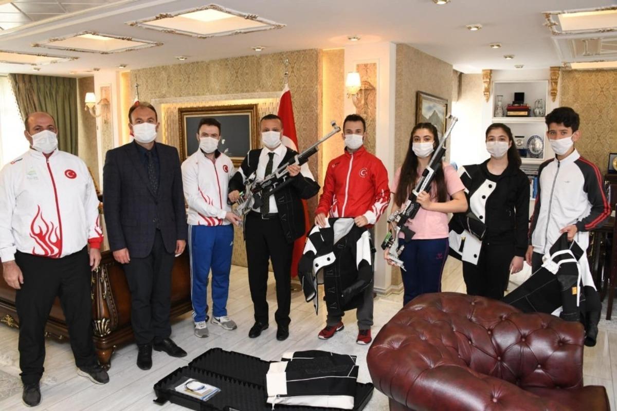 G&uuml;m&uuml;şhane&rsquo;de rekortmen atıcılara malzeme desteği